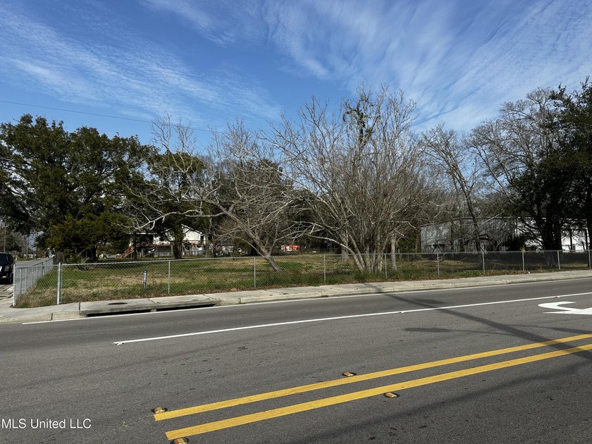 Beautiful vacant corner lot, can be yours to build. Motivated - photo 8