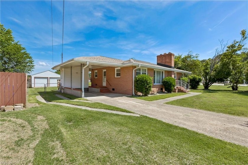 This beautifully maintained brick rancher offers 3 bedrooms/2 - photo 3