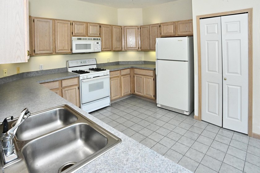 Spacious and inviting 4-bedroom, 2.5-bath home conveniently - photo 10