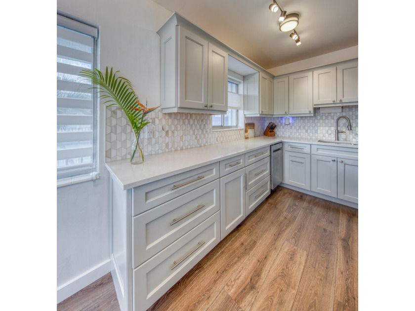 Gorgeous fully upgraded unit with rare 2 full baths. This unit - photo 2