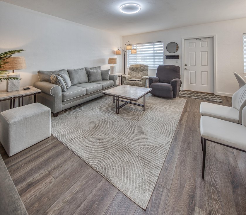 Gorgeous fully upgraded unit with rare 2 full baths. This unit - photo 5