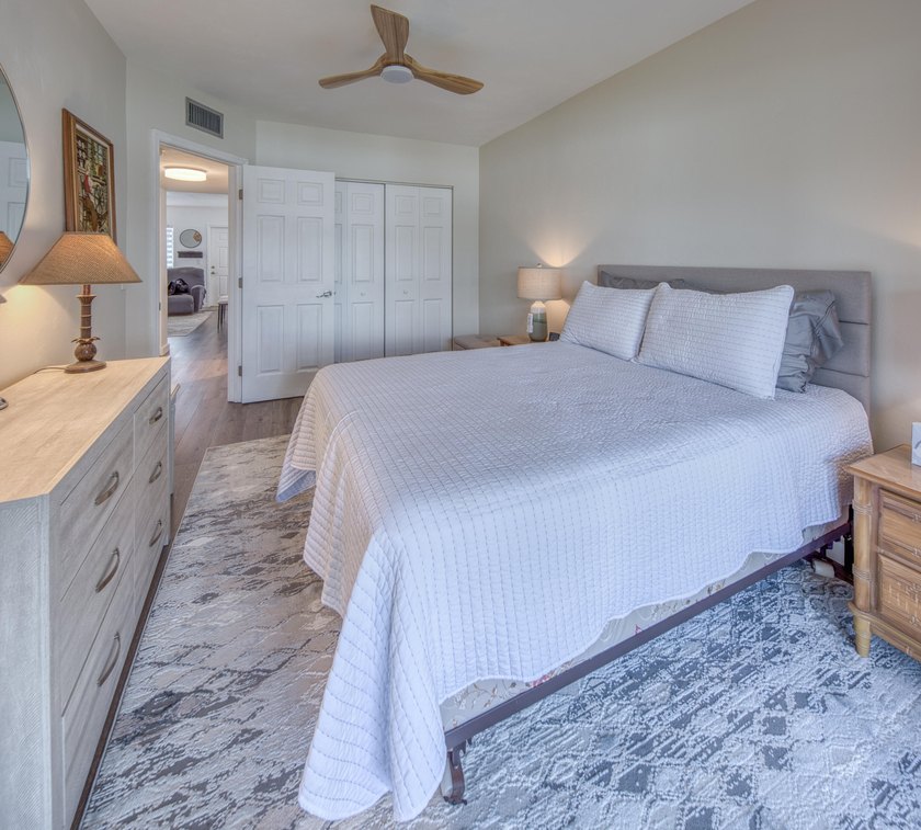 Gorgeous fully upgraded unit with rare 2 full baths. This unit - photo 7