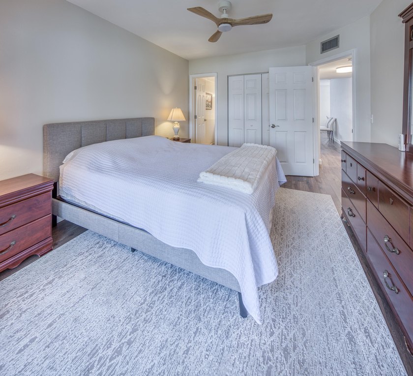 Gorgeous fully upgraded unit with rare 2 full baths. This unit - photo 8