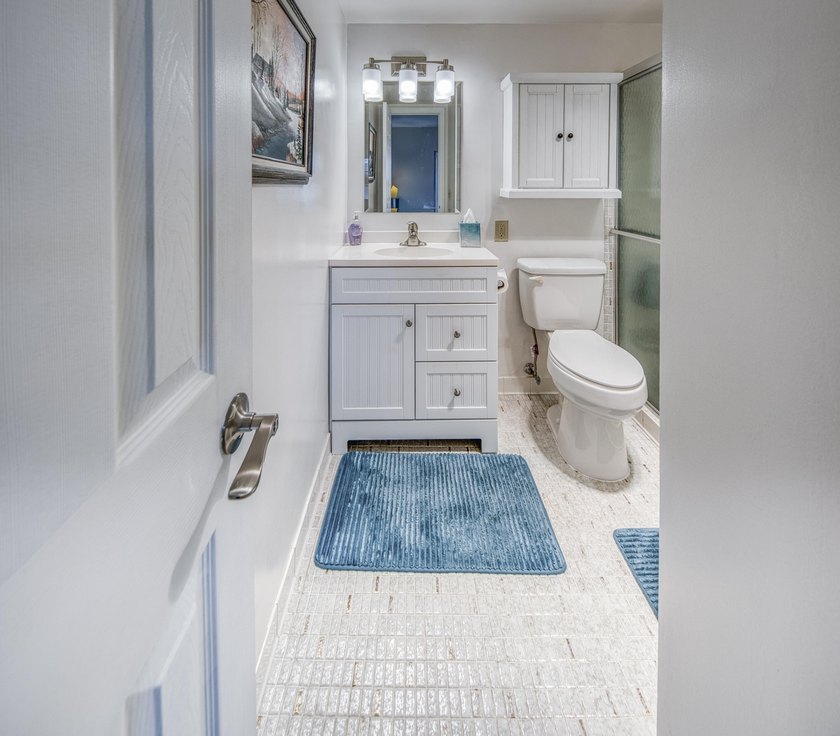 Gorgeous fully upgraded unit with rare 2 full baths. This unit - photo 10