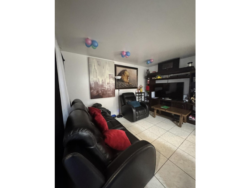 Turnkey investment opportunity! This welcoming and nicely - photo 3