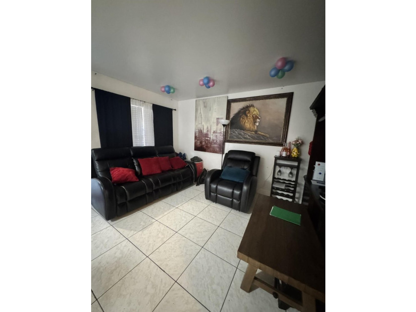 Turnkey investment opportunity! This welcoming and nicely - photo 4