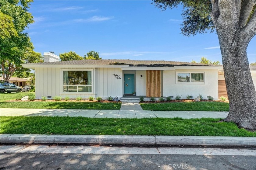 This custom-built 1962 mid-century modern ranch has been - photo 2