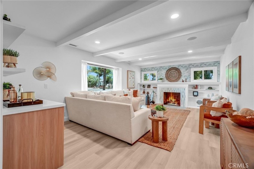 This custom-built 1962 mid-century modern ranch has been - photo 4
