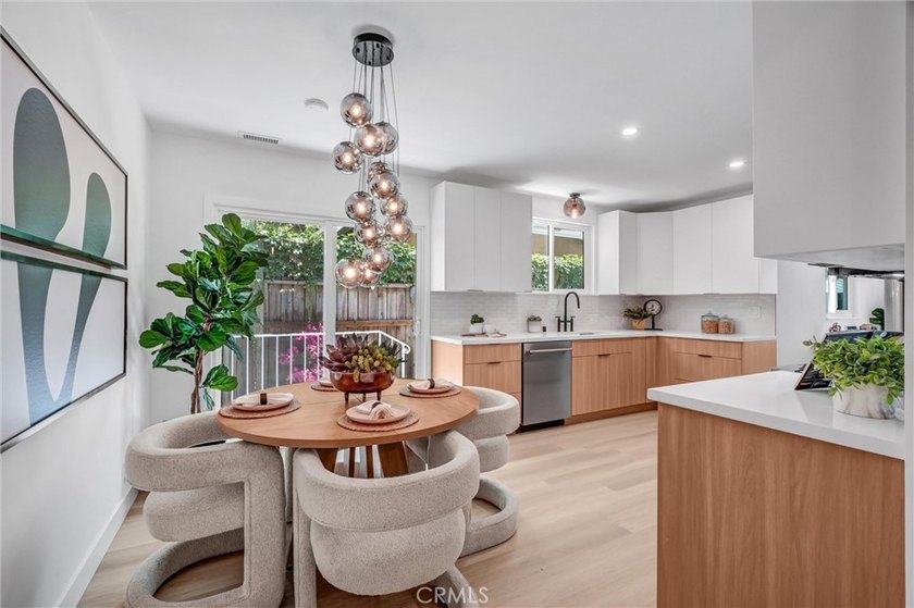 This custom-built 1962 mid-century modern ranch has been - photo 10