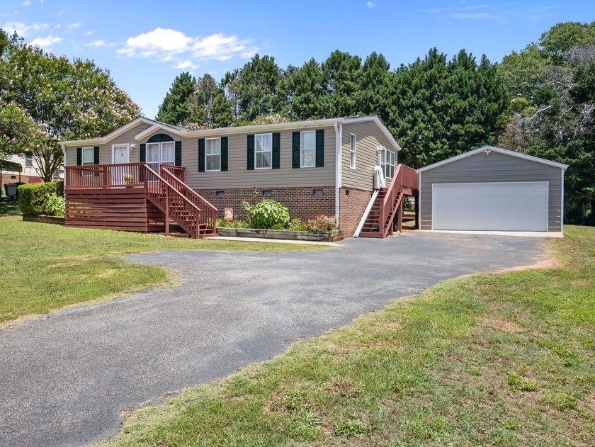Welcome home to peaceful country living! This well-maintained - photo 2