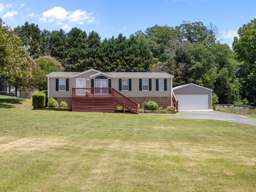 Welcome home to peaceful country living! This well-maintained - photo 3