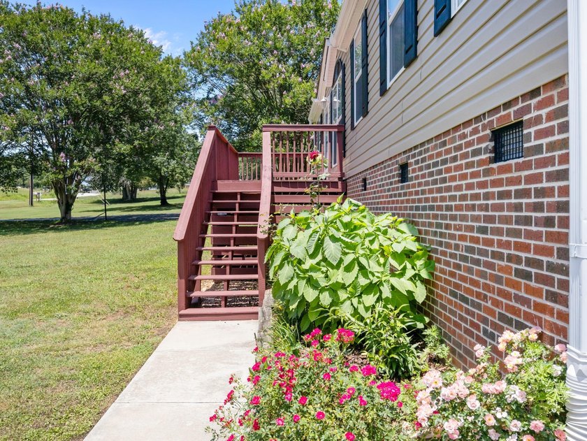 Welcome home to peaceful country living! This well-maintained - photo 5