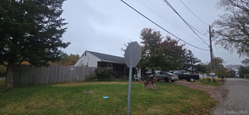 Occupied Foreclosure 3 Bed 1.5 Bath Ranch on 100X100 corner lot - photo 2