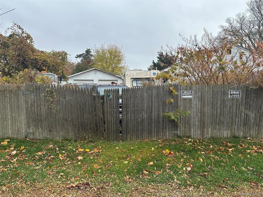 Occupied Foreclosure 3 Bed 1.5 Bath Ranch on 100X100 corner lot - photo 3