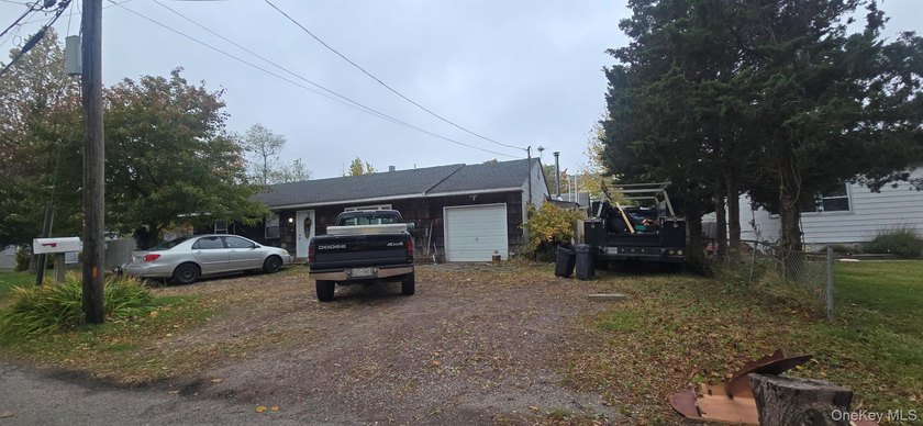 Occupied Foreclosure 3 Bed 1.5 Bath Ranch on 100X100 corner lot - photo 4