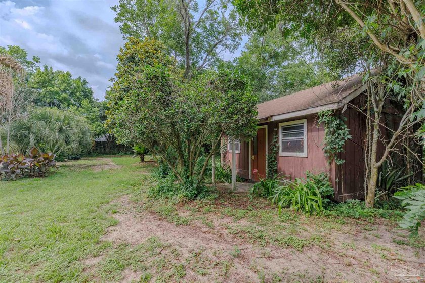 Welcome home to 902 N 75th Avenue, a charming property that - photo 30