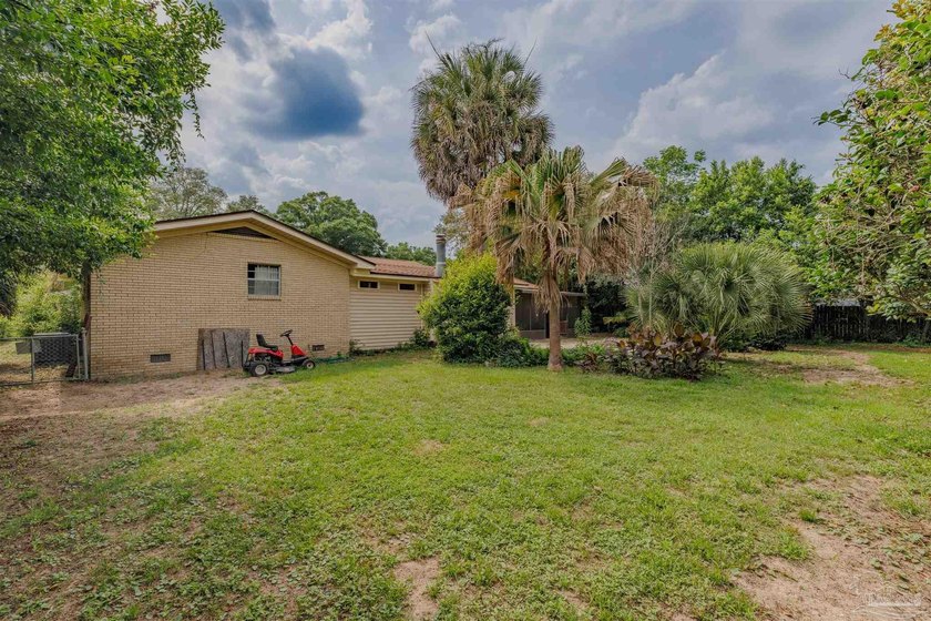 Welcome home to 902 N 75th Avenue, a charming property that - photo 31