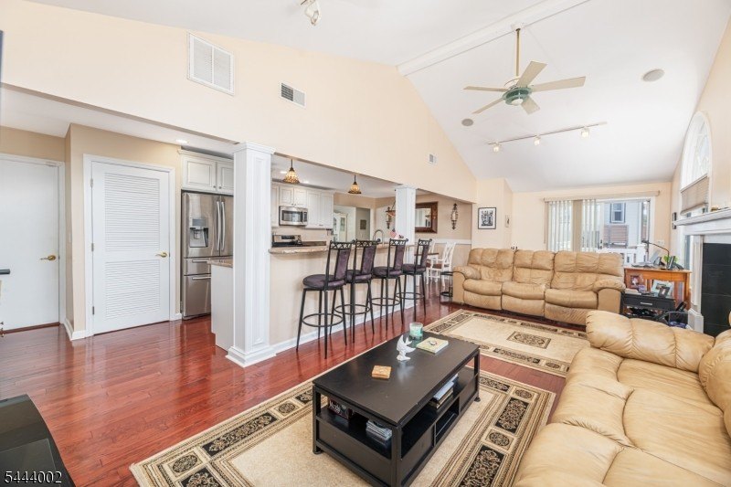IDEAL STAYCATION PROPERTY. Beautiful 3 Bed 2 Bath ranch located - photo 6