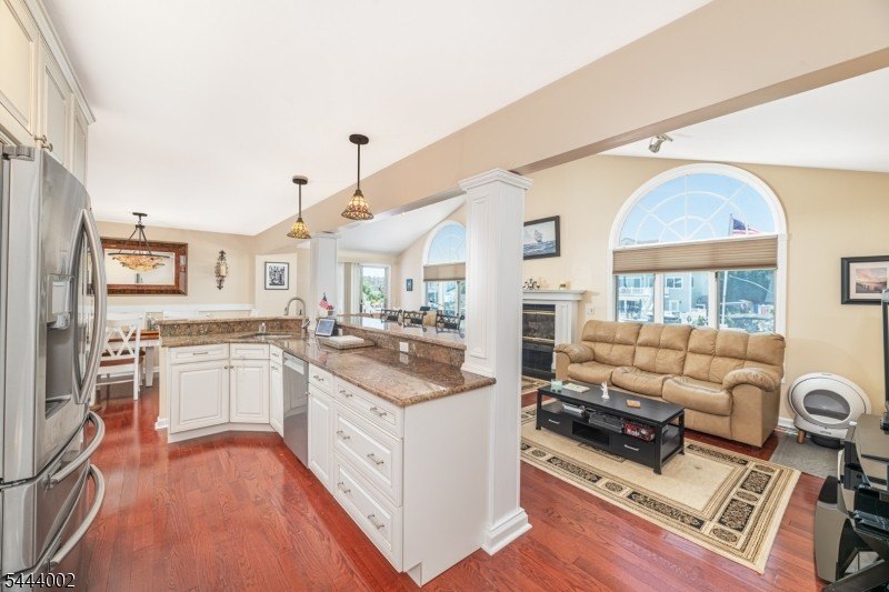 IDEAL STAYCATION PROPERTY. Beautiful 3 Bed 2 Bath ranch located - photo 8