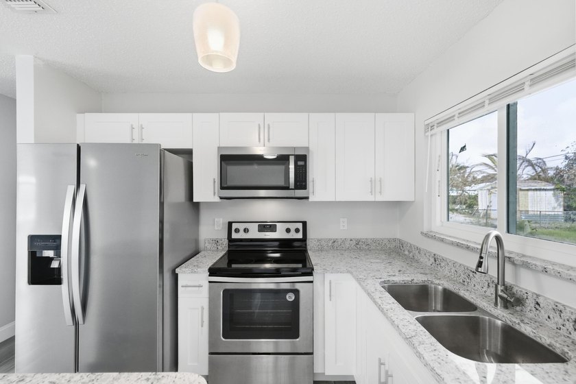 Completely redone and ready to impress! This 3BR/2BA home has - photo 21