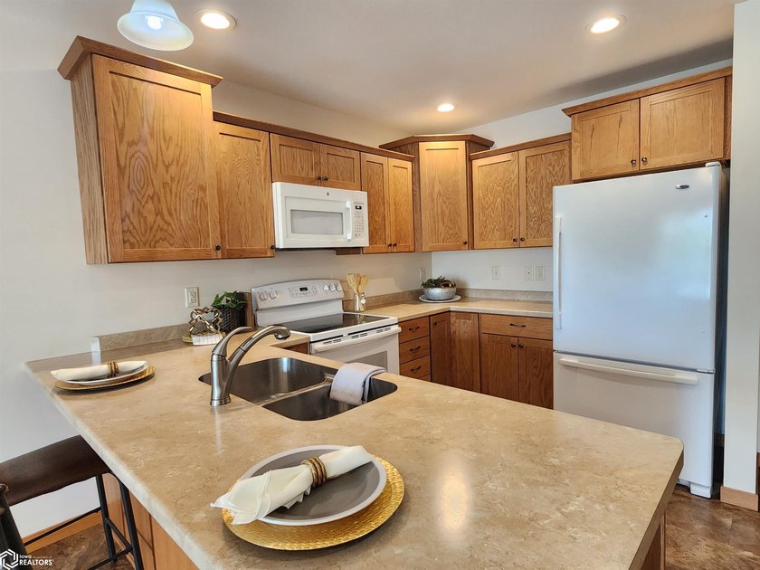 LUXURY LIVING AT AN AFFORDABLE PRICE! GARDEN PARK VILLAGE CONDOS - photo 3