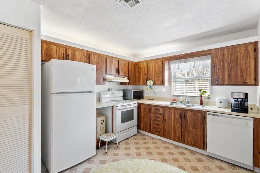 Step into this welcoming 2-bed, 2-bath condo in a gated 55+ - photo 17