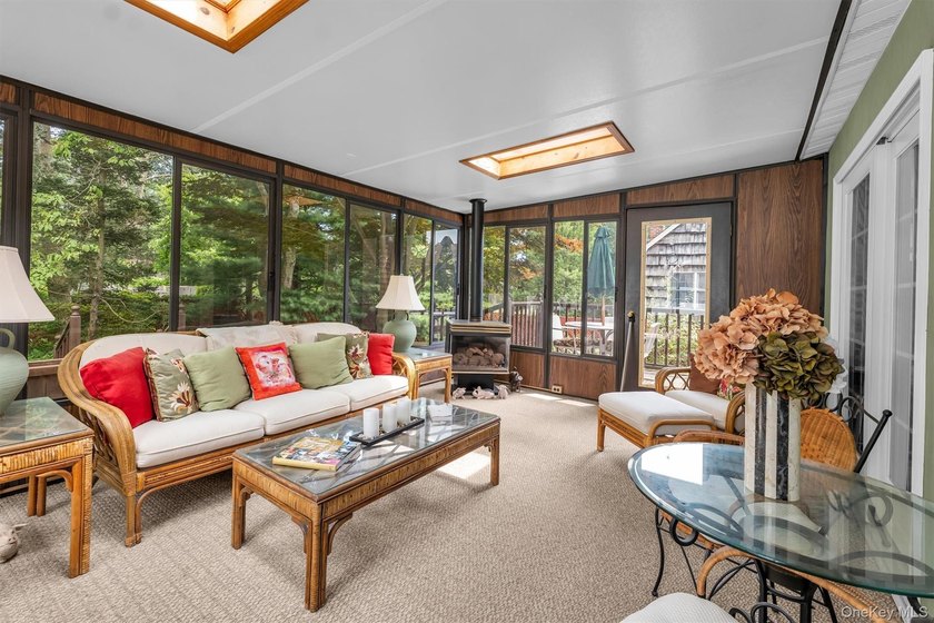 Welcome to this meticulously maintained 4-bedroom, 2.5-bathroom - photo 11