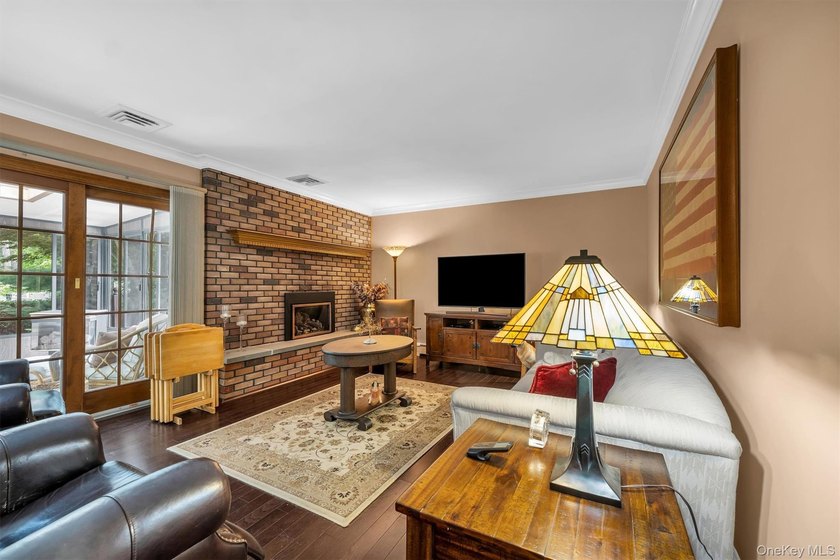 Welcome to this meticulously maintained 4-bedroom, 2.5-bathroom - photo 12