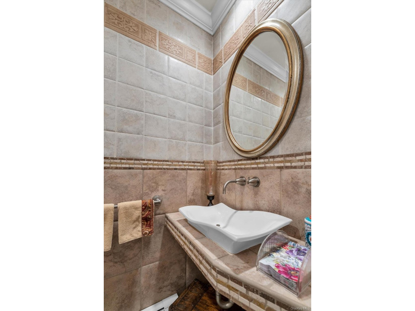 Welcome to this meticulously maintained 4-bedroom, 2.5-bathroom - photo 13