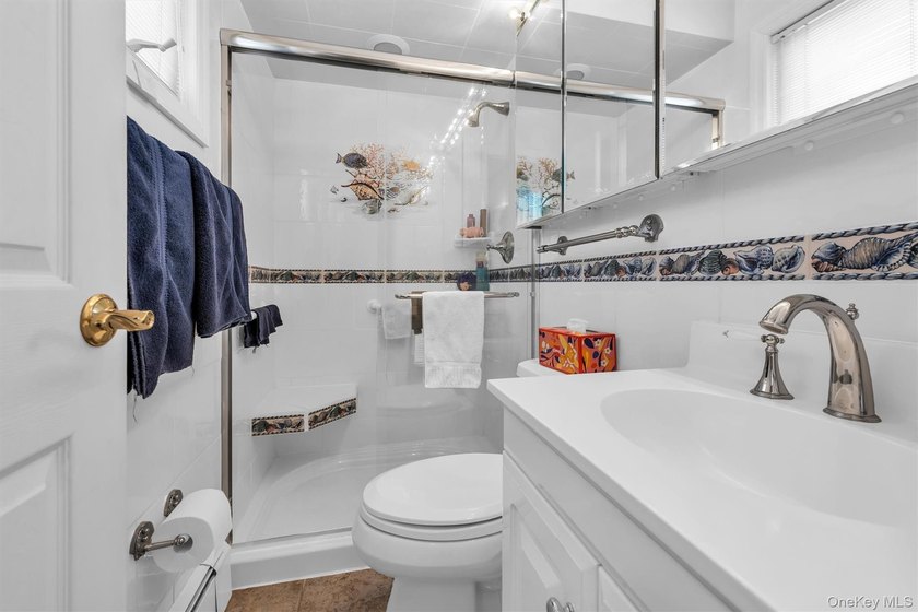 Welcome to this meticulously maintained 4-bedroom, 2.5-bathroom - photo 17