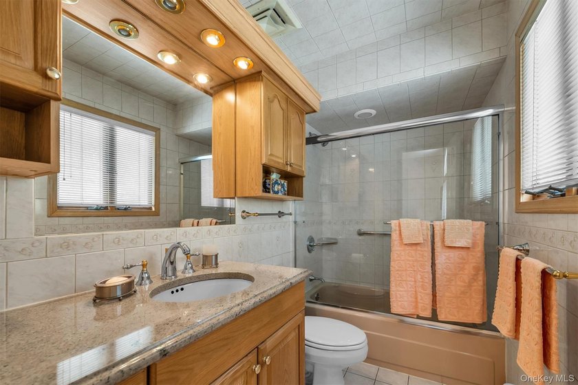 Welcome to this meticulously maintained 4-bedroom, 2.5-bathroom - photo 21