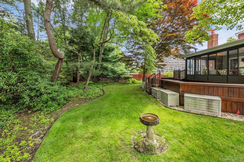 Welcome to this meticulously maintained 4-bedroom, 2.5-bathroom - photo 22