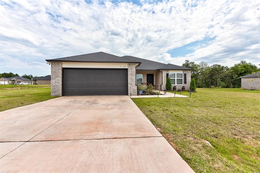 Beautifully Maintained Home on a Premium Pond Lot! Don't miss - photo 2