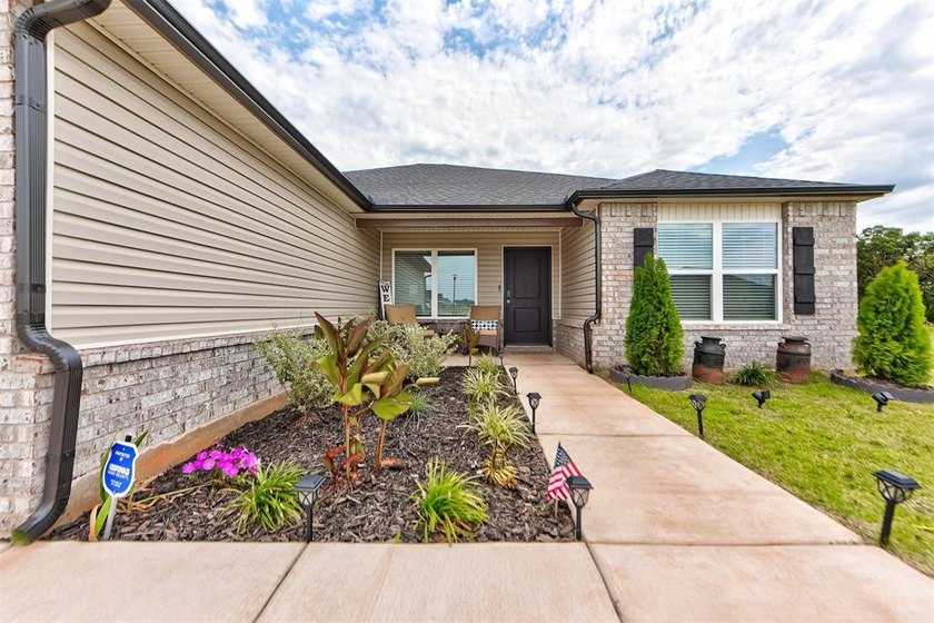 Beautifully Maintained Home on a Premium Pond Lot! Don't miss - photo 3