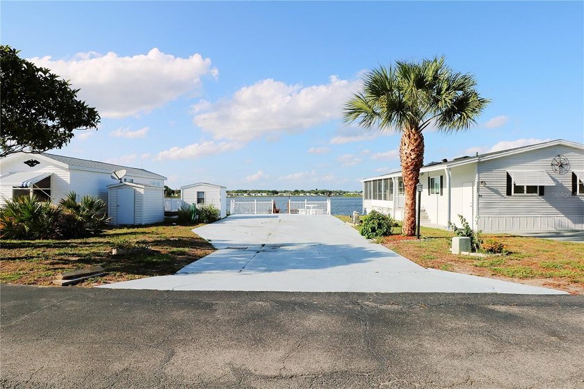 Welcome to your ideal 55+ LAKEFRONT retreat in beautiful Lake - photo 2
