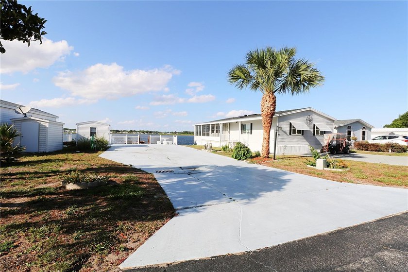 Welcome to your ideal 55+ LAKEFRONT retreat in beautiful Lake - photo 4