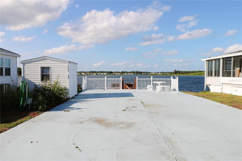 Welcome to your ideal 55+ LAKEFRONT retreat in beautiful Lake - photo 5