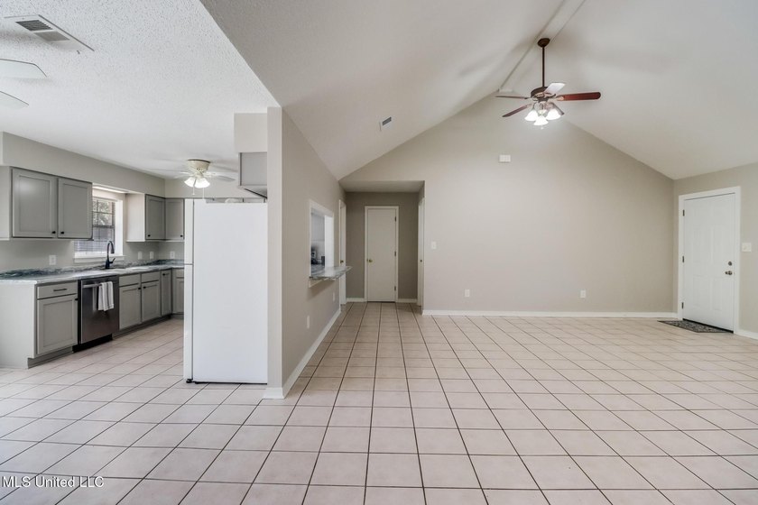 Welcome home to this beautifully updated 3-bedroom, 2-bath - photo 6