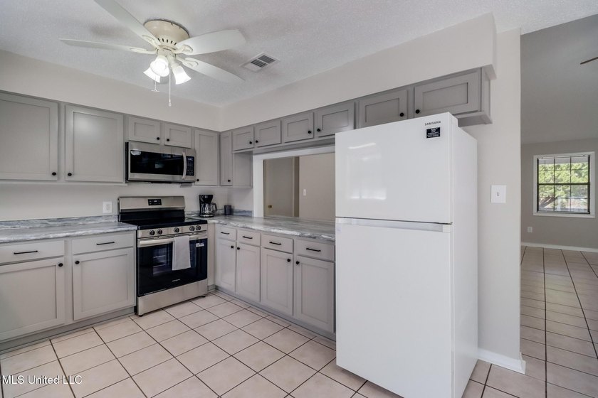 Welcome home to this beautifully updated 3-bedroom, 2-bath - photo 7