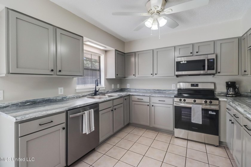 Welcome home to this beautifully updated 3-bedroom, 2-bath - photo 8