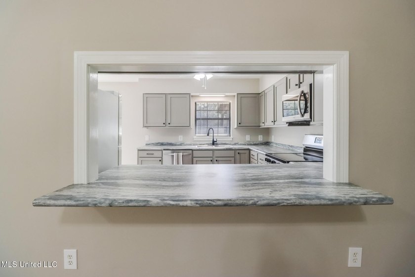 Welcome home to this beautifully updated 3-bedroom, 2-bath - photo 9