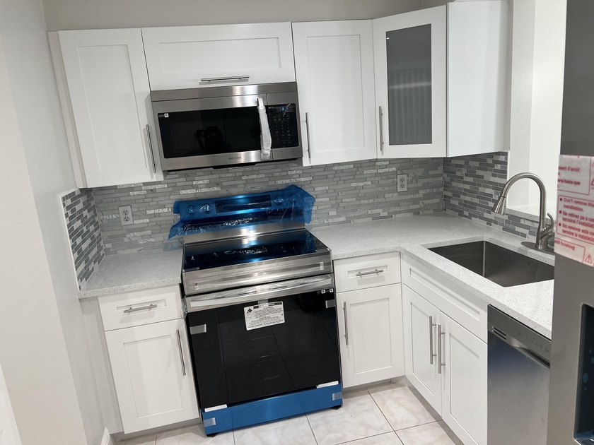 Light and Bright RENOVATED Large 1 bedroom with 2 full baths - photo 2