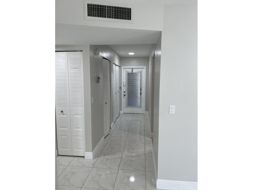 Light and Bright RENOVATED Large 1 bedroom with 2 full baths - photo 5
