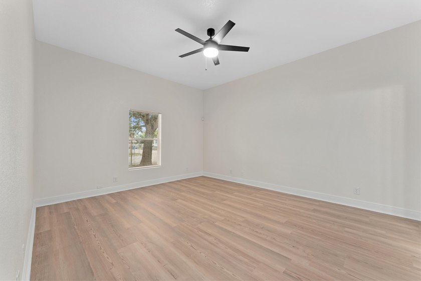 Single family home with 4 beds &amp; 2 baths.. Recently underwent a - photo 11