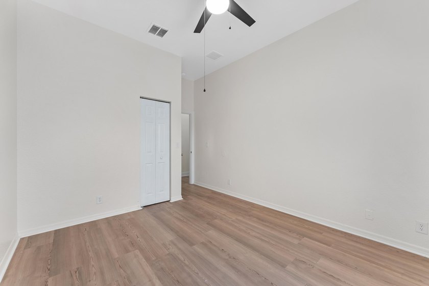 Single family home with 4 beds &amp; 2 baths.. Recently underwent a - photo 17