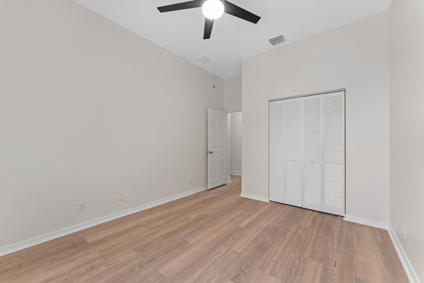 Single family home with 4 beds &amp; 2 baths.. Recently underwent a - photo 19
