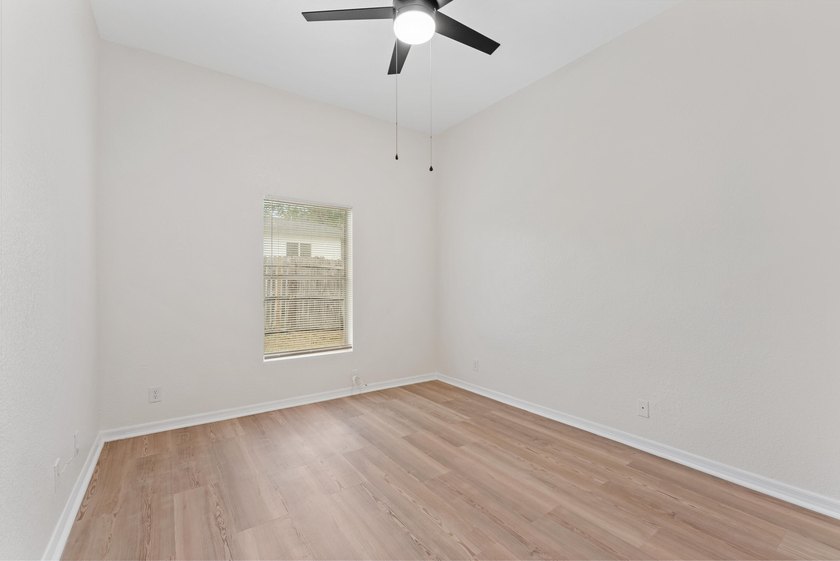 Single family home with 4 beds &amp; 2 baths.. Recently underwent a - photo 21