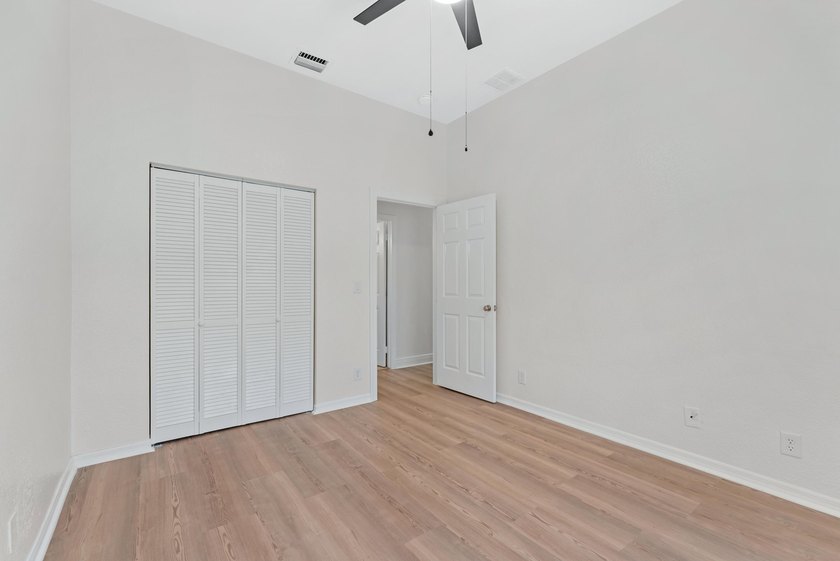Single family home with 4 beds &amp; 2 baths.. Recently underwent a - photo 22