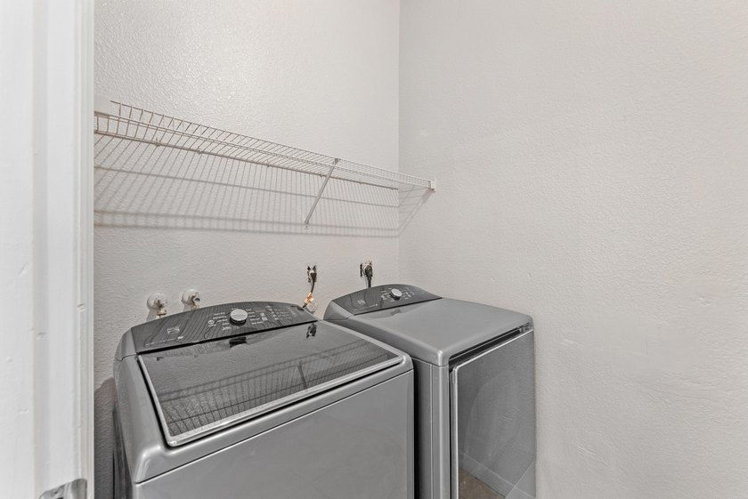 Single family home with 4 beds &amp; 2 baths.. Recently underwent a - photo 23