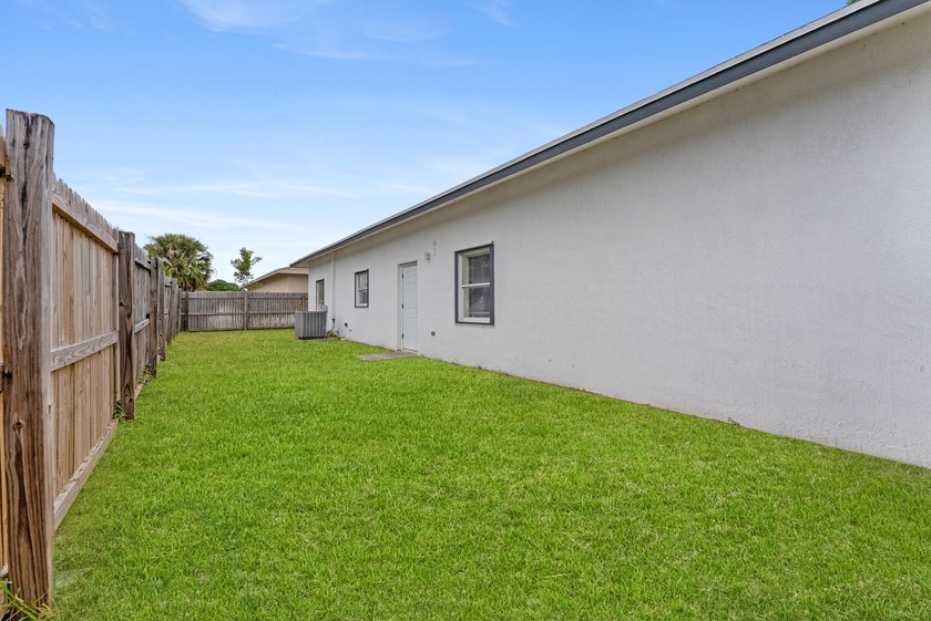Single family home with 4 beds &amp; 2 baths.. Recently underwent a - photo 25